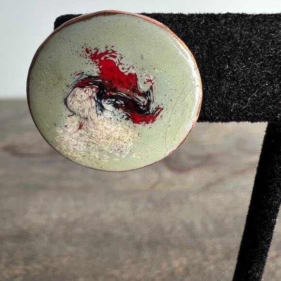 Vintage abstract pale green artistic screw back circular medallion earrings - Picture 6 of 7